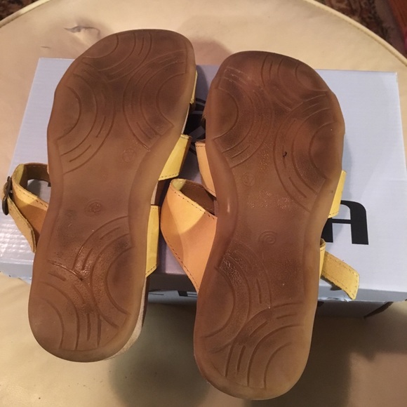 Zetta size 7 yellow leather sandals - Picture 4 of 5